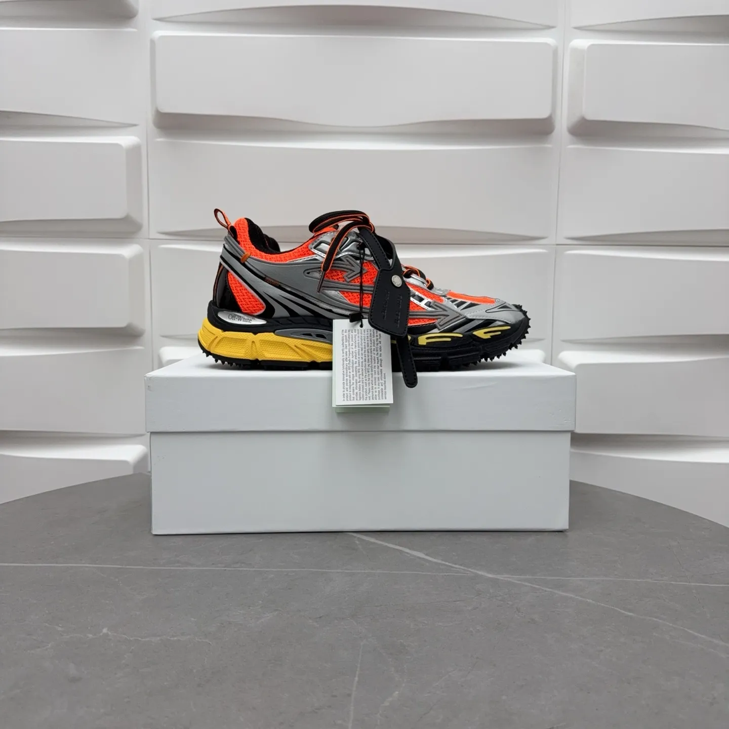【off- white】P: 720💰Couple style👫, Size: 35-44 (Male 38.45.46 custom-made) High-quality version👊"Out of office" series original mold opening, original lasting, production process 1:1 original version ➰OFF GREY) OFF-WHITE Be Right Back Couple style👫Round toe lace-up arrow pattern low-top lifestyle casual shoes green. A running shoe called the "Be Right Back" sneaker. The design of this sneaker is inspired by Japanese sports aesthetics and craftsmanship, with running performance and principles at its core.
